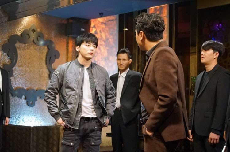 Jo Jung Suk Faces Lee Shi Un S Gang In New Two Cops Stills Soompi