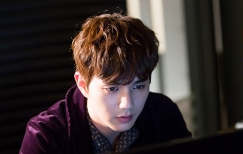 Yoo Seung Ho Is Completely Immersed In His Work In New 'I Am Not A Robot' Stills