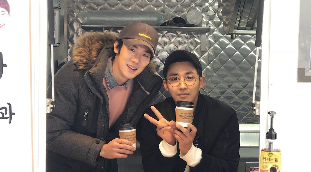 Close Friends And 'Reply 1994' Co-Stars Yoo Yeon Seok And Son Ho Jun Visit 'Prison Playbook' Set