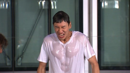 Lee Kwang Soo's Abs Catch People's Attention In New Stills Of 'Running Man'