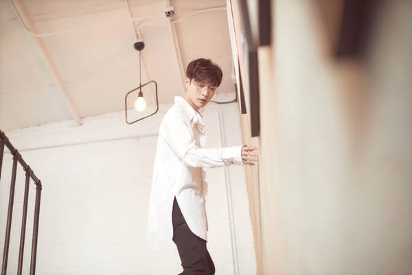 EXO's Lay Thoughtfully Treats 'Idol Producer' Trainees Behind The Scenes