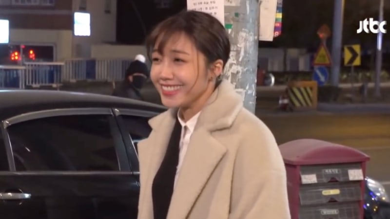 Watch: Jung Eun Ji Adorably Takes Break From Filming To Greet Fan Behind The Scenes Of 'Untouchable'