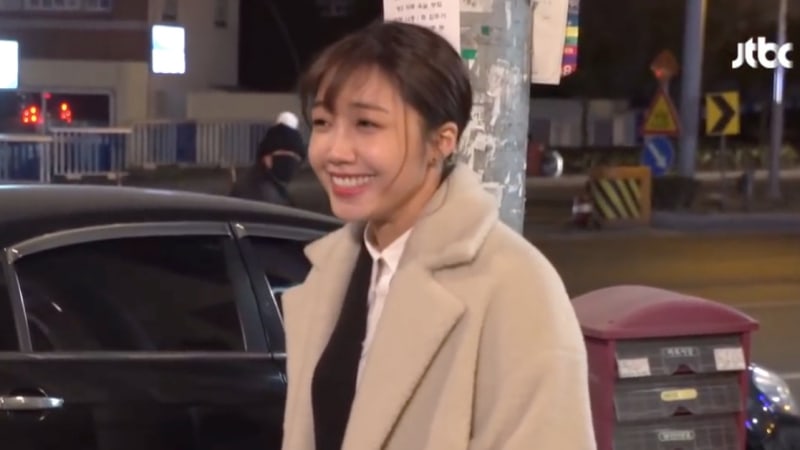 Watch: Jung Eun Ji Adorably Takes Break From Filming To Greet Fan Behind The Scenes Of 