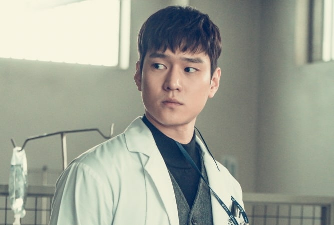 Go Kyung Pyo Shares How He Prepared To Portray His 3rd Doctor Role In 'Cross'