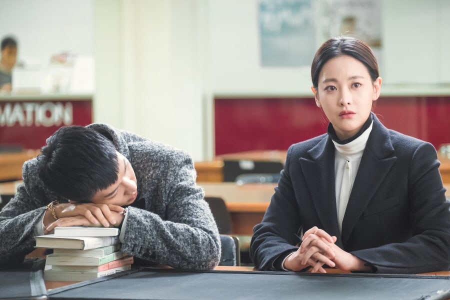 Lee Seung Gi Can't Keep His Eyes Off Oh Yeon Seo During Their Quiet Library Date In 'Hwayugi'