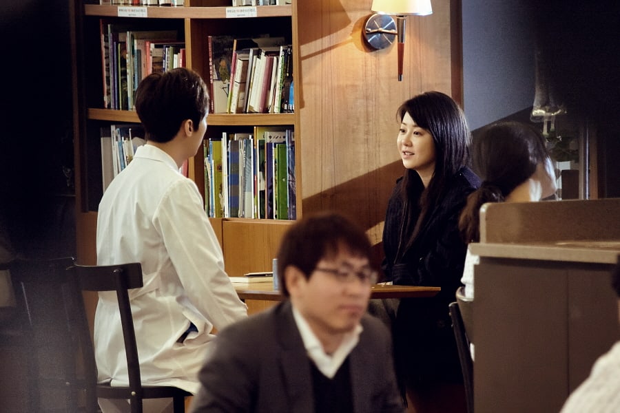 Go Hyun Jung And Yoon Jong Hoon Have A Mysterious Face-Off In 'Return'