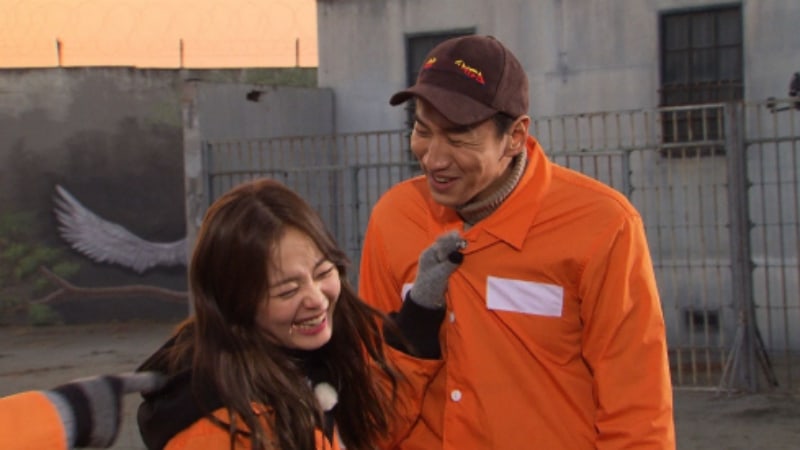 Lee Kwang Soo Jokingly Proposes To Jun So Min On 'Running Man'