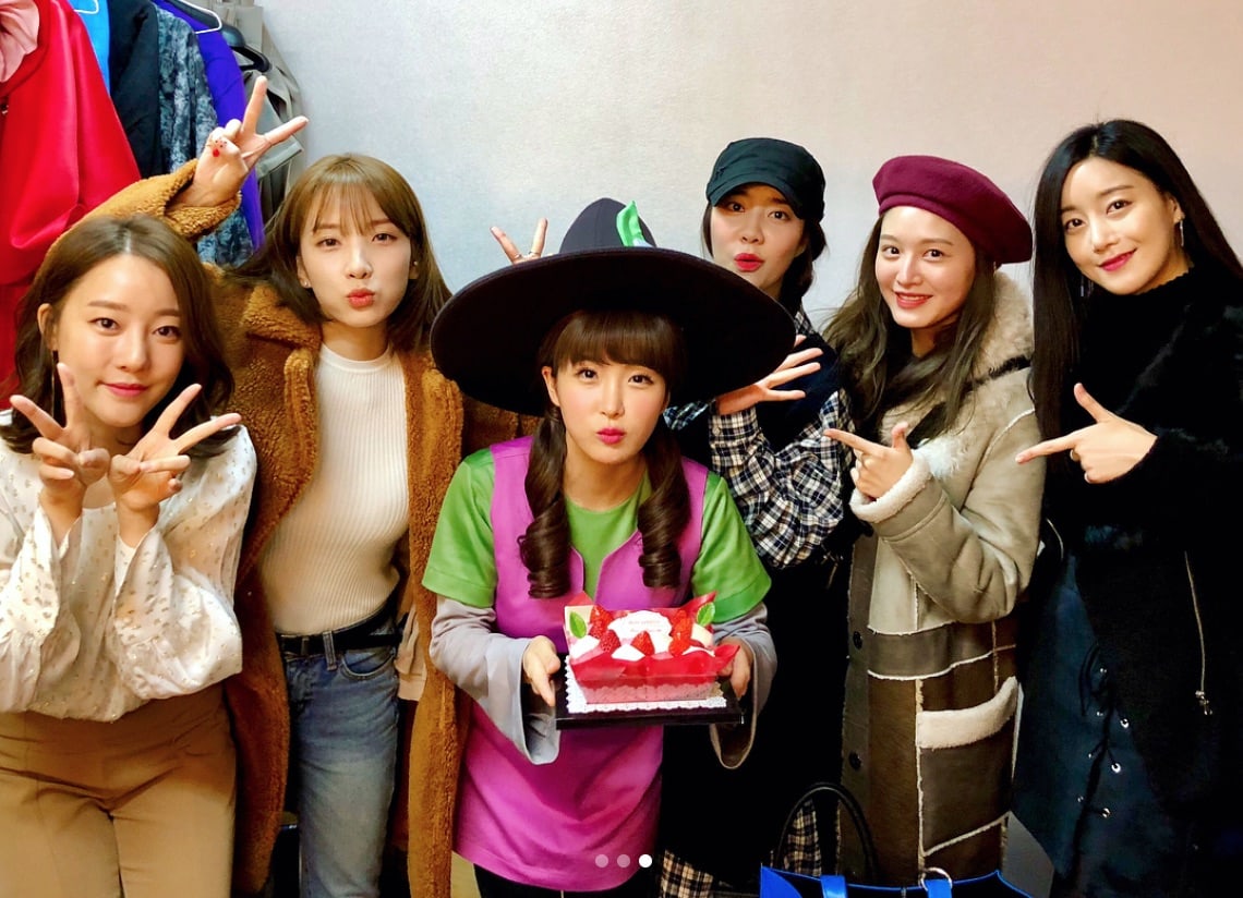 Rainbow Members Gather To Show Support For Youngest Member Hyunyoung