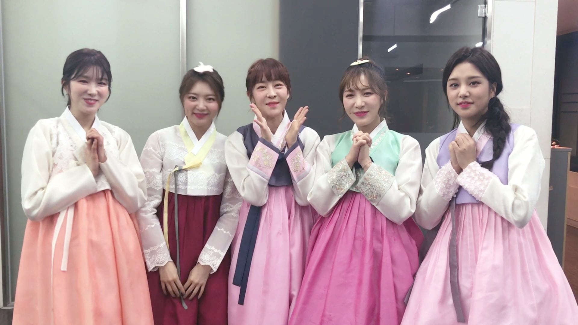 LABOUM Looks Back On 2017, Including Shared Experiences On 