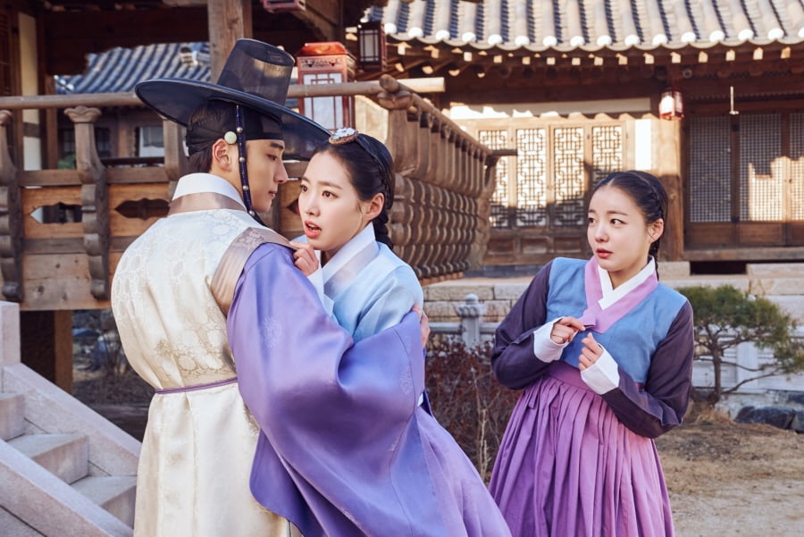 Yoon Shi Yoon And Jin Se Yeon Have A Serendipitous Meeting In New 'Grand Prince' Stills