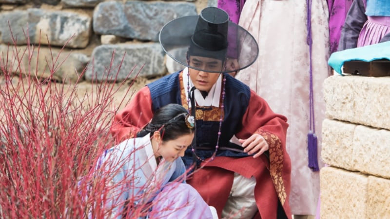 Jin Se Yeon Tumbles Into Joo Sang Wook's Life On 'Grand Prince'