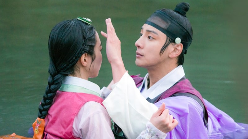 Yoon Shi Yoon And Jin Se Yeon Confess Their Feelings On “Grand Prince”