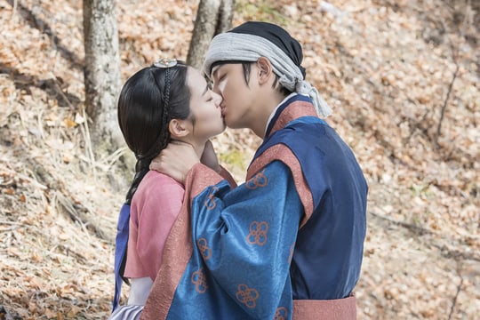 Jin Se Yeon And Yoon Shi Yoon Reaffirm Their Love With A Sweet Kiss In 'Grand Prince'