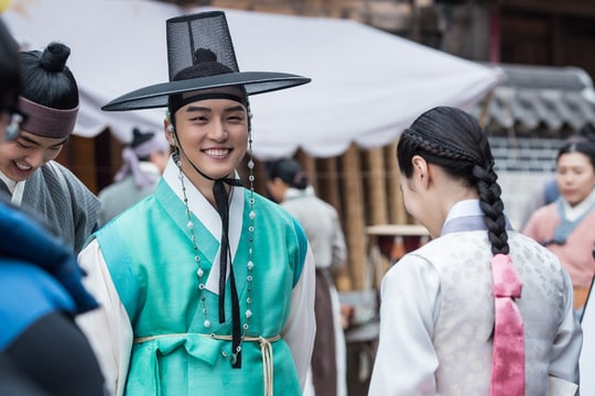 'Grand Prince' Cast Can't Keep A Straight Face Behind-The-Scenes On Set