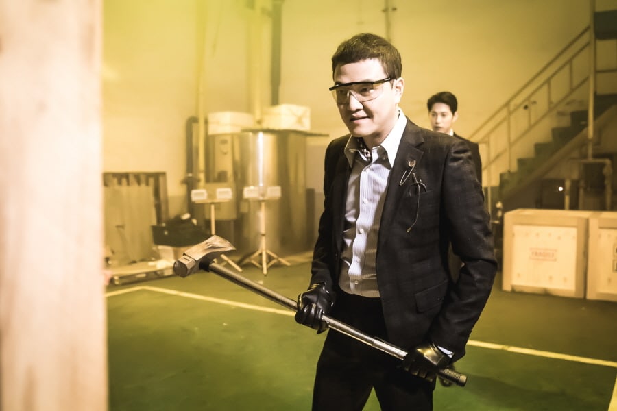 Jung Woong In Transforms Into A Chilling Villain In 'Switch'