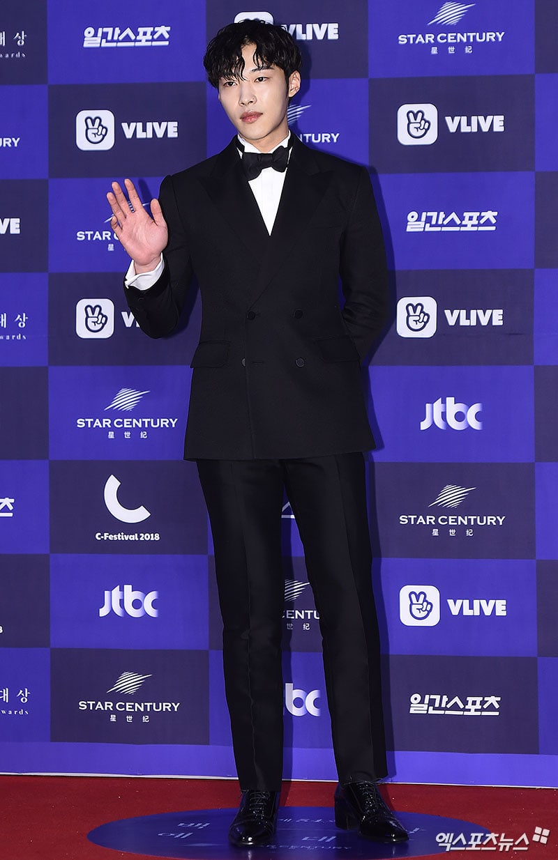 Stars Stun On The 54th Baeksang Arts Awards Red Carpet Soompi Stars Stun On The 54th Baeksang Arts Awards Red Carpet Soompi