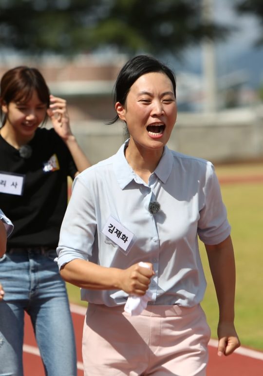 Matthew Douma, el padre de Jeon Somi cariñosamente cuida al elenco de