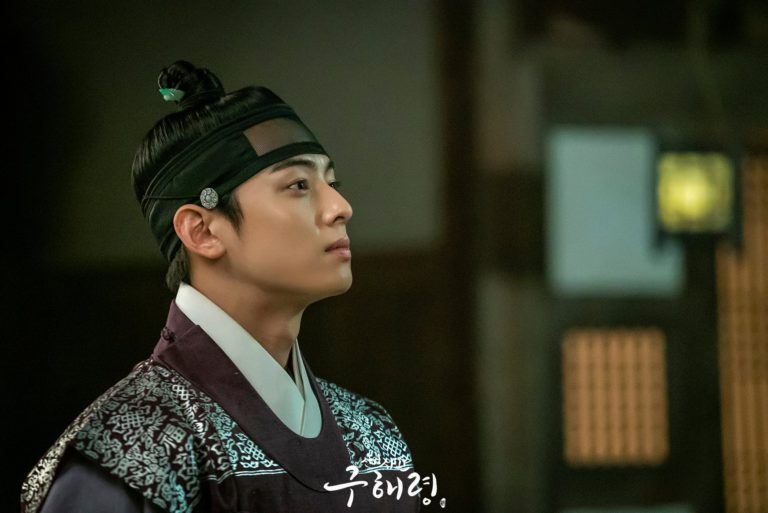shin se kyung astro cha eun woo lean a kiss shin se kyung astro cha eun woo lean a kiss