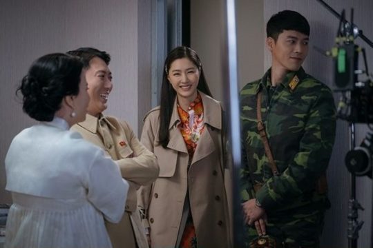 Hyun Bin Son Ye Jin And More Show Great Chemistry Behind The Scenes Hyun Bin Son Ye Jin And More Show Great Chemistry Behind The Scenes