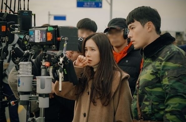 Hyun Bin Son Ye Jin And More Show Great Chemistry Behind The Scenes Hyun Bin Son Ye Jin And More Show Great Chemistry Behind The Scenes