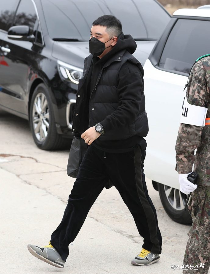 Seungri dalam perjalanan menuju pelatihan dasar militer di Infantry Recruit Training Center, Provinsi Gangwon.