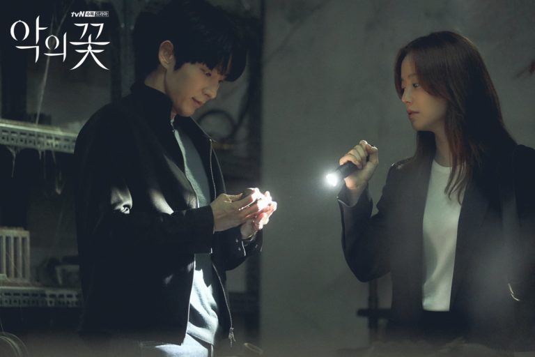 Lee Joon Gi And Moon Chae Won Are On A Tense Search In “Flower Of Evil