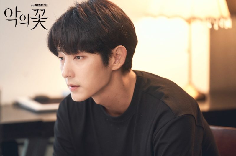 “Flower Of Evil” Director Praises The Cast, Discusses The Hardest