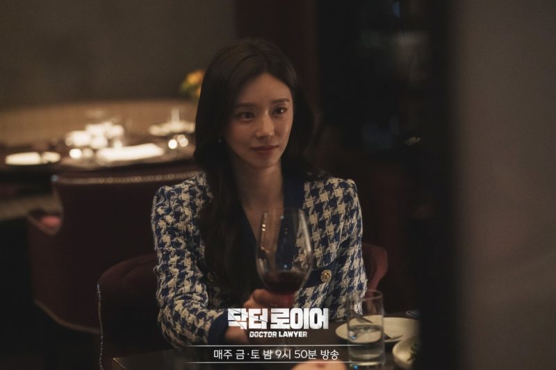 Shin Sung Rok Oozes Fatal Charms As He Shares A Drink With Lee Joo Bin In “Doctor Lawyer