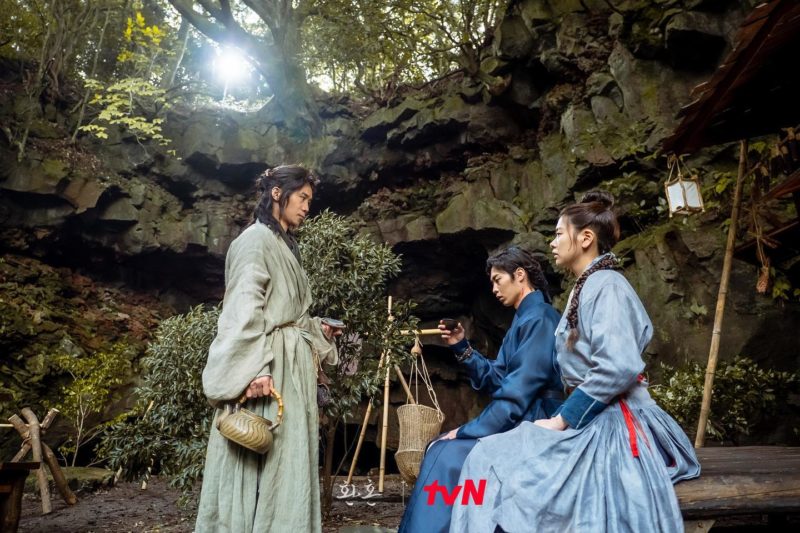 Lee Jae Wook And Jung So Min Come Across The Mysterious Im Chul Soo In “Alchemy Of Souls” Soompi