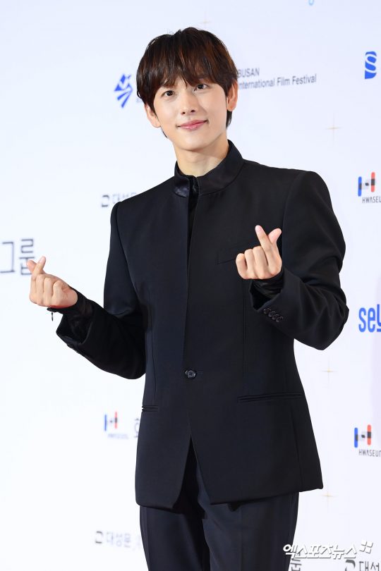 Stars Shine On The Red Carpet At The 2022 Buil Film Awards - KpopHit ...