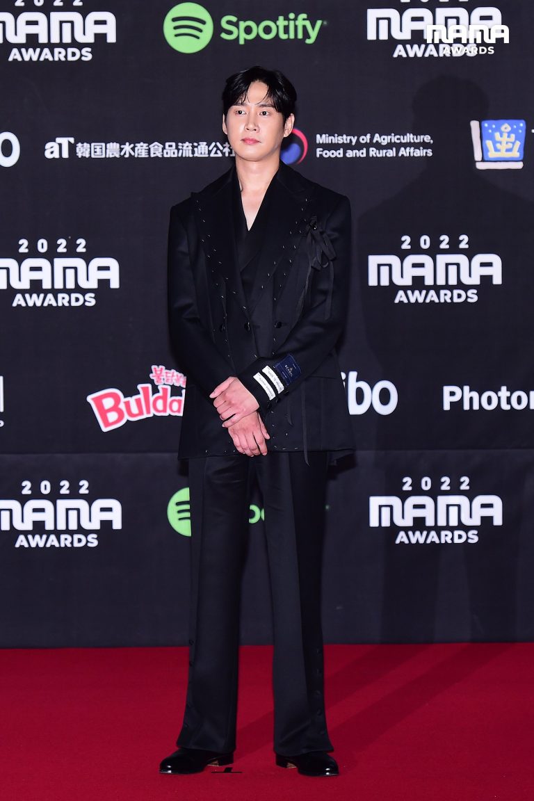 stars-take-on-the-red-carpet-at-the-2022-mama-awards-day-1-soompi