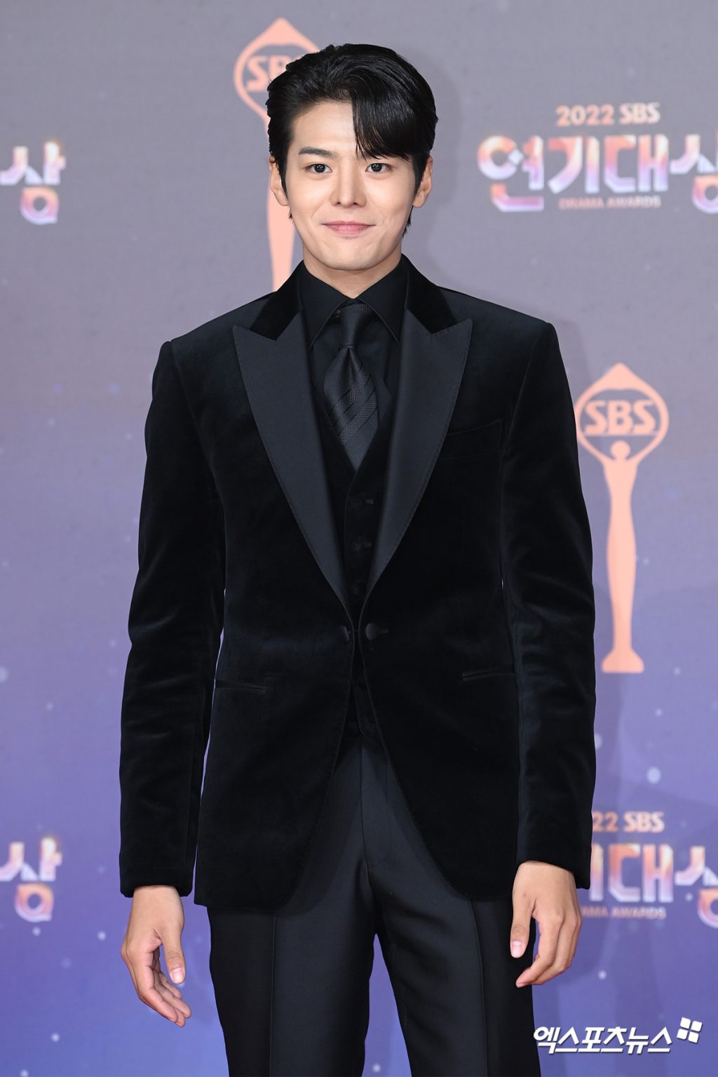 stars-show-off-their-red-carpet-looks-ahead-of-the-2022-sbs-drama