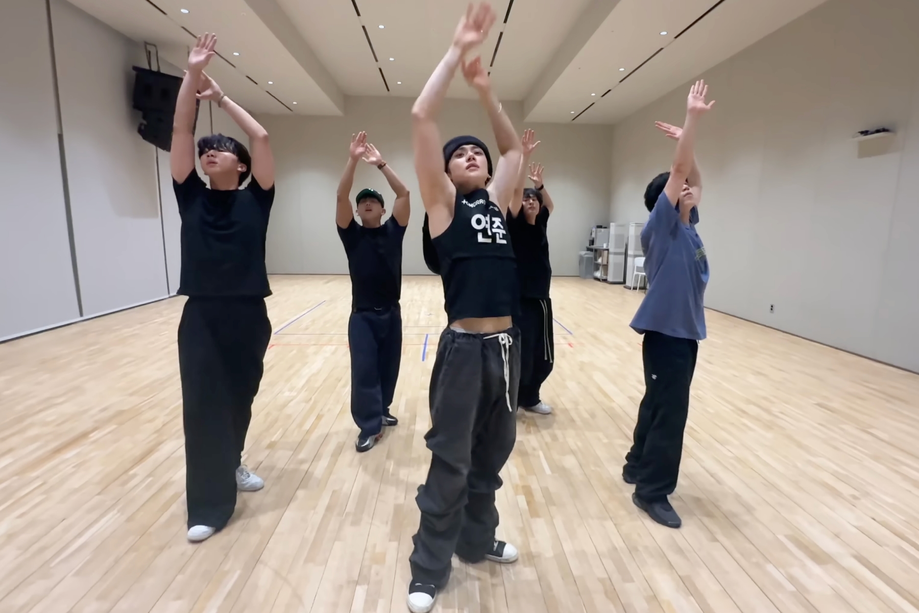 Watch: TXT Reveals Yeonjun’s Draft Of “Beautiful Strangers” Choreography