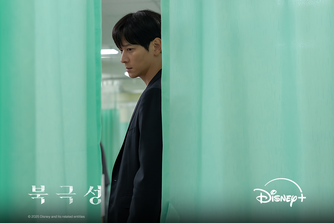 Kang Dong Won sebagai Baek San Ho, fokus membidik senjata dalam drama Tempest