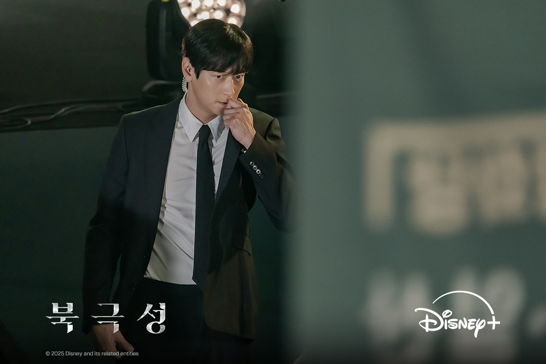 Kang Dong Won sebagai Baek San Ho, berjaga-jaga melindungi dalam drama Tempest