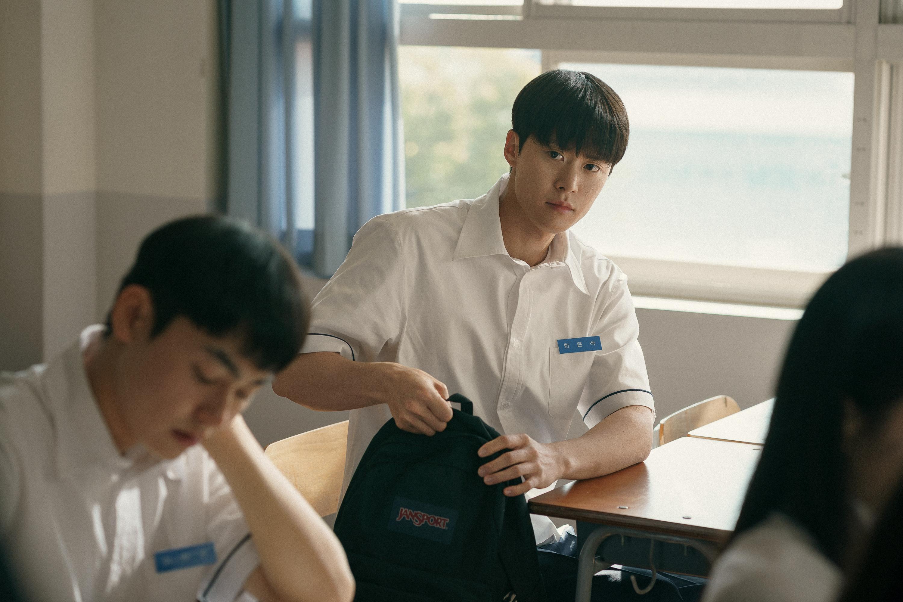Park Se Ri tampak ragu-ragu di sebuah toko kelontong di “Love Untangled”