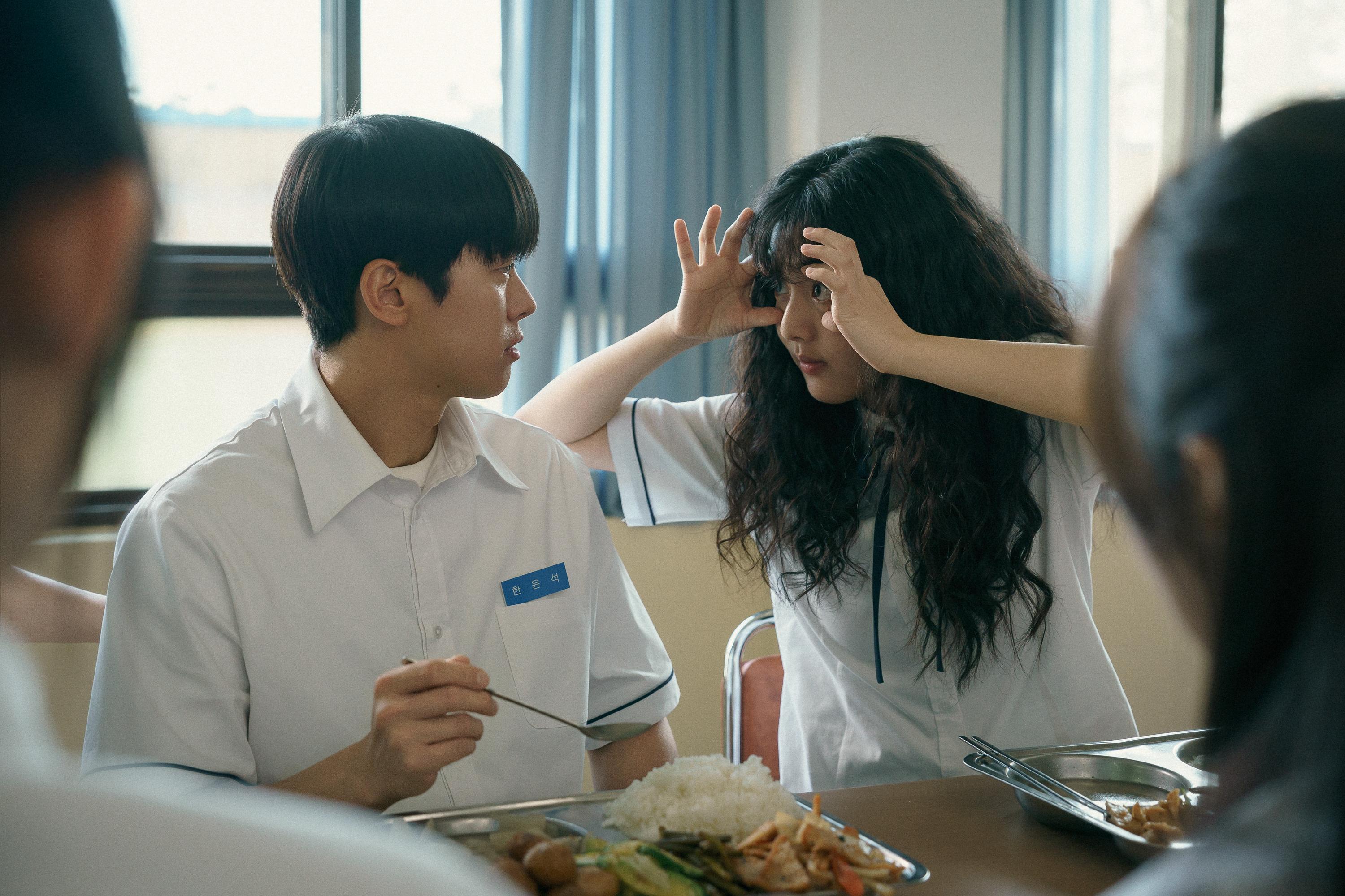 Gong Myoung sebagai Han Yoon Seok menatap sesuatu di balik punggungnya dalam sebuah adegan di “Love Untangled”