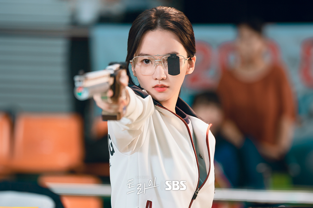 Bae Yi Ji dengan ekspresi serius di lapangan tembak.