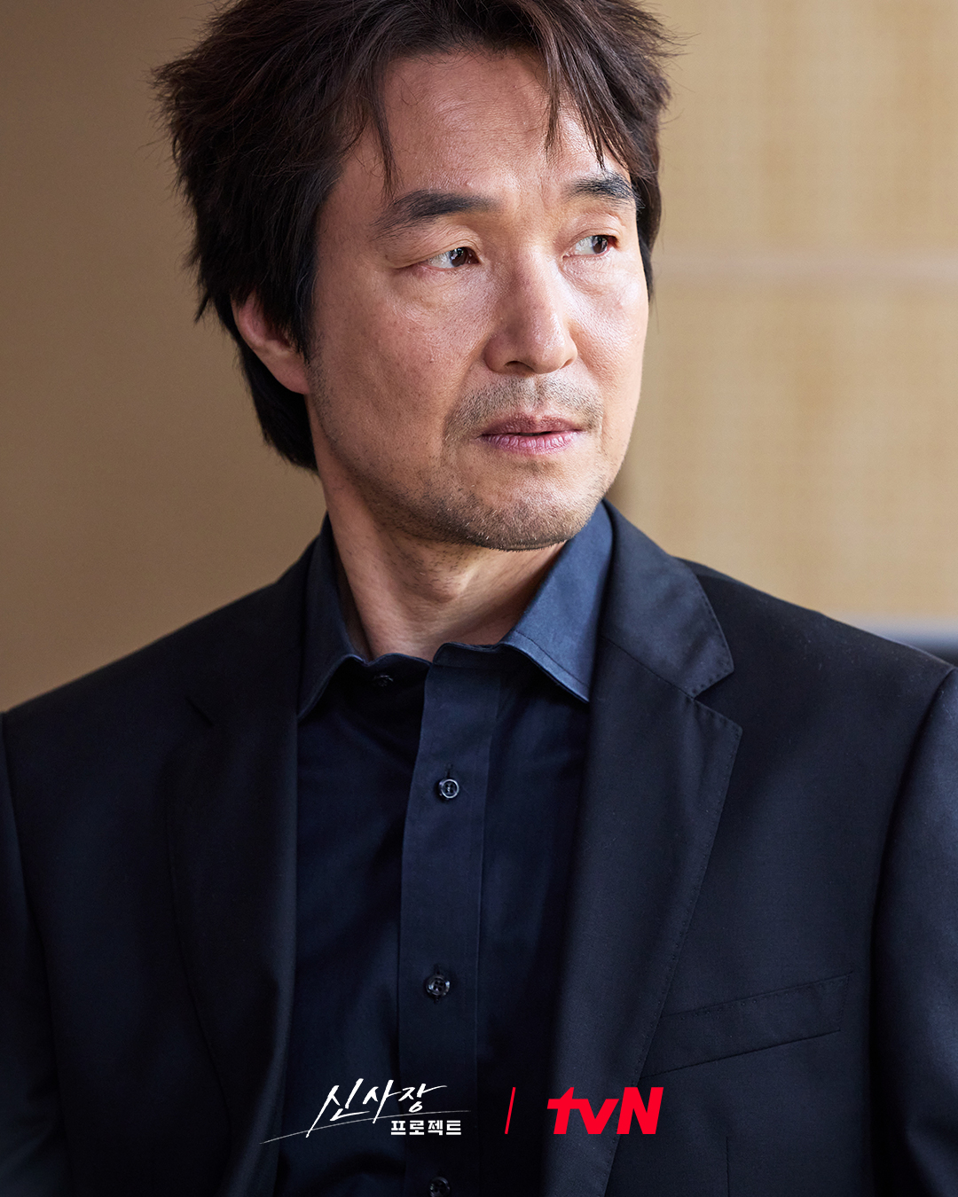 Han Suk Kyu sebagai Tuan Shin dalam setelan jas, memancarkan aura negosiator.