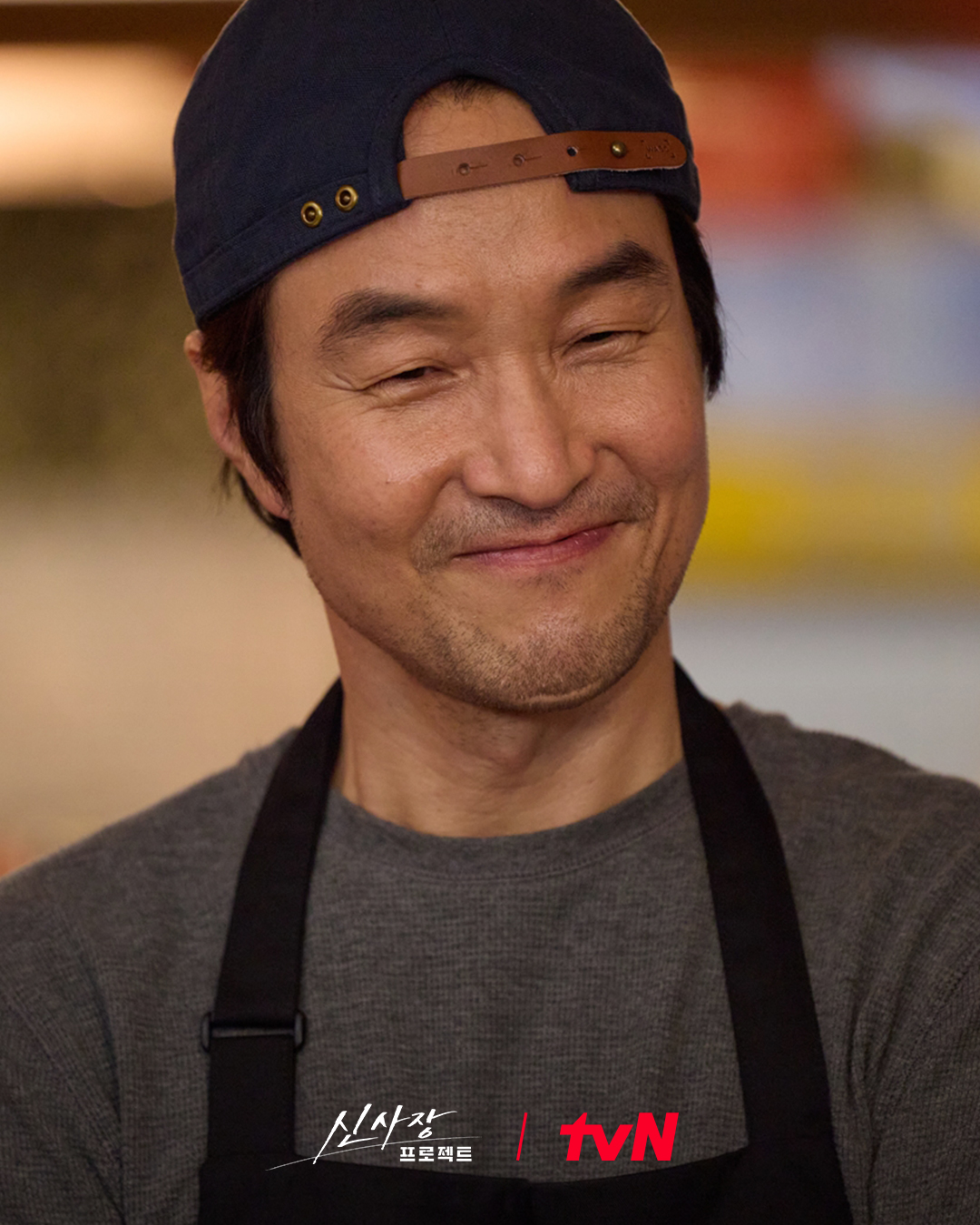 Han Suk Kyu sebagai Tuan Shin di restoran ayamnya.