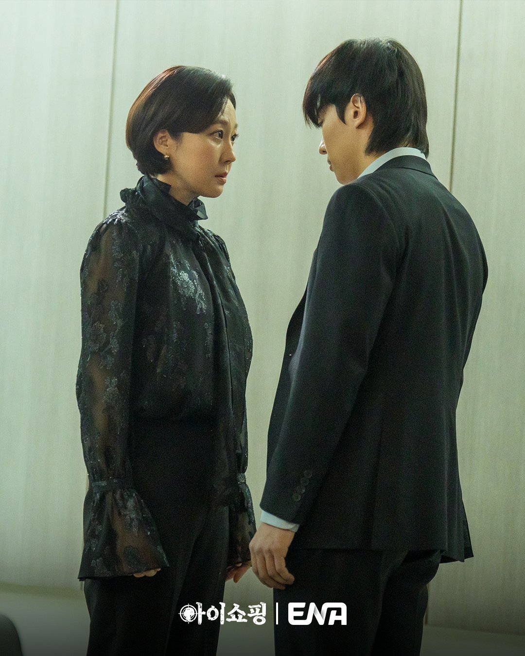 Ketegangan antara Yum Jung Ah dan Dex di "The Defects"