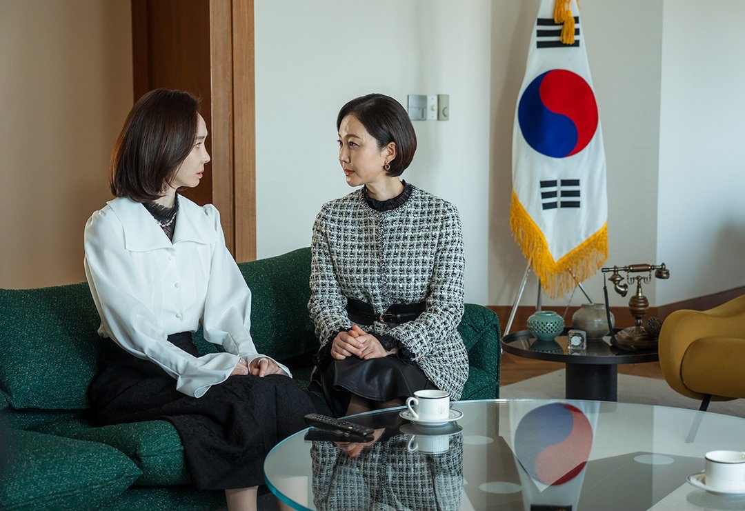 Kim Se Hee (Yum Jung Ah) bertemu Ibu Negara dalam "The Defects"