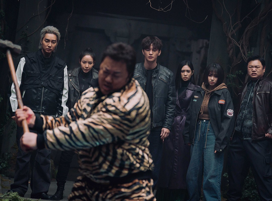 Tae San (Ma Dong Seok) memegang palu di drama Twelve