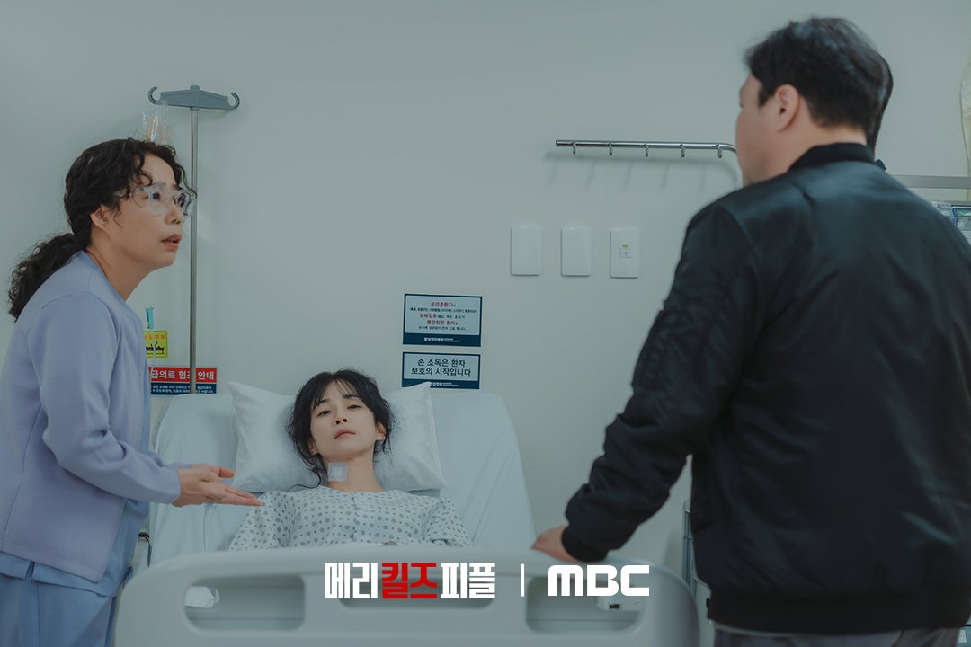 Detektif Ban Ji Hoon terus menanyai Woo So Jung yang terluka.