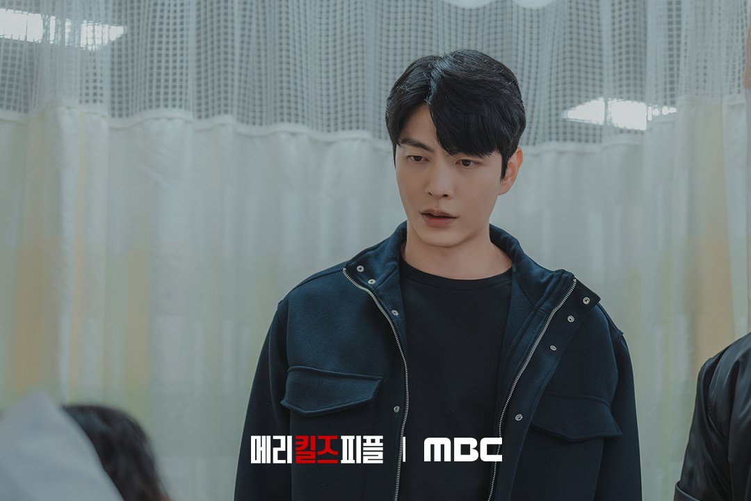 Detektif Ban Ji Hoon yang gigih saat interogasi di rumah sakit.