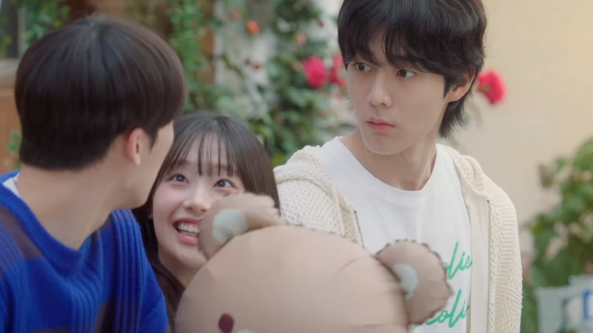 Ji Hoon helping Min Joo move, carrying a table