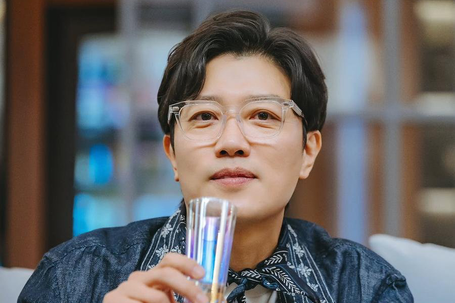 Park Hee Soon Is The Smooth And Dependable Big Brother Figure Of Park Min Young’s Con Team In “Confidence Queen”