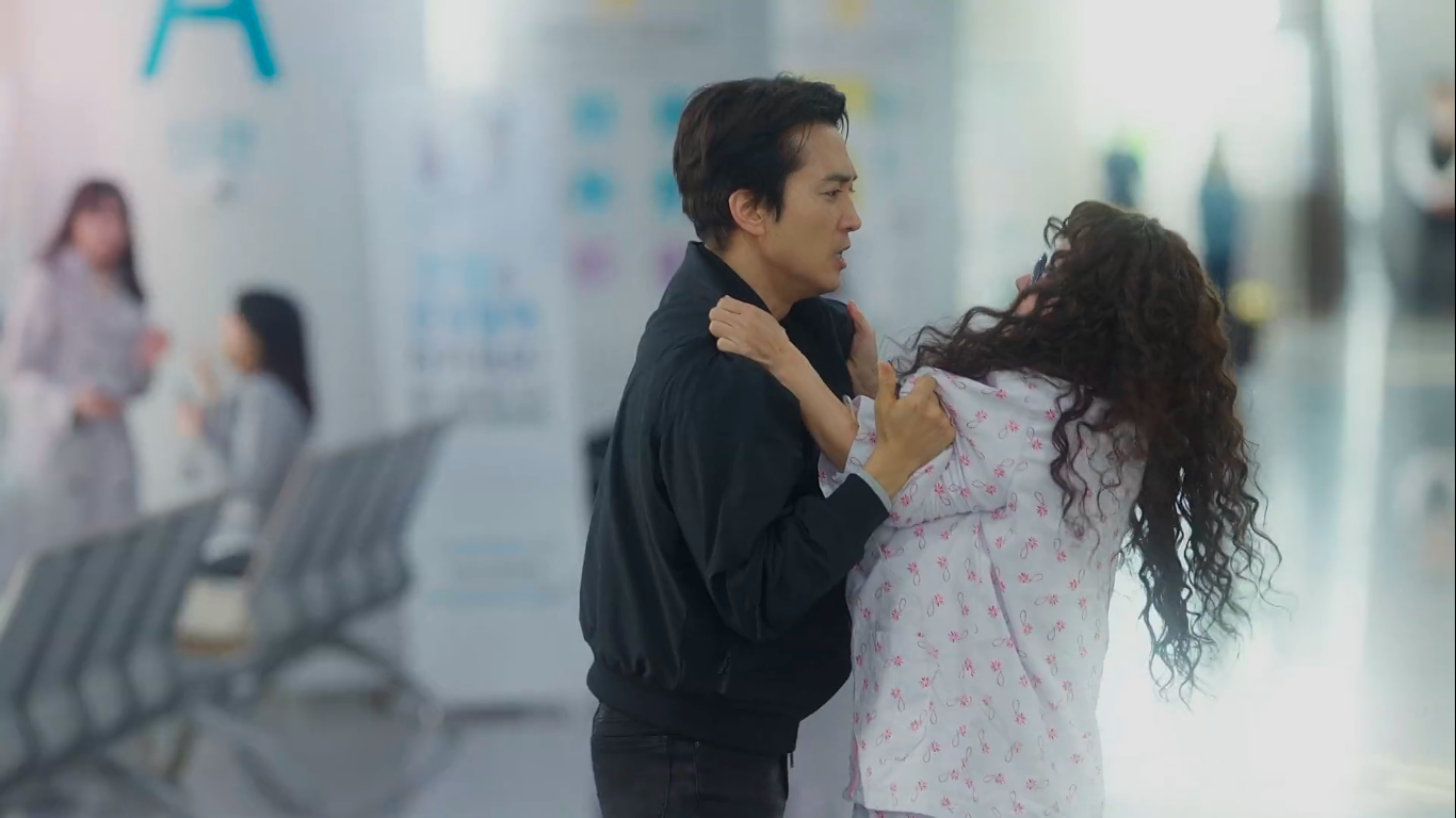 Dokgo Chul dan Bong Cheong Ja tersenyum