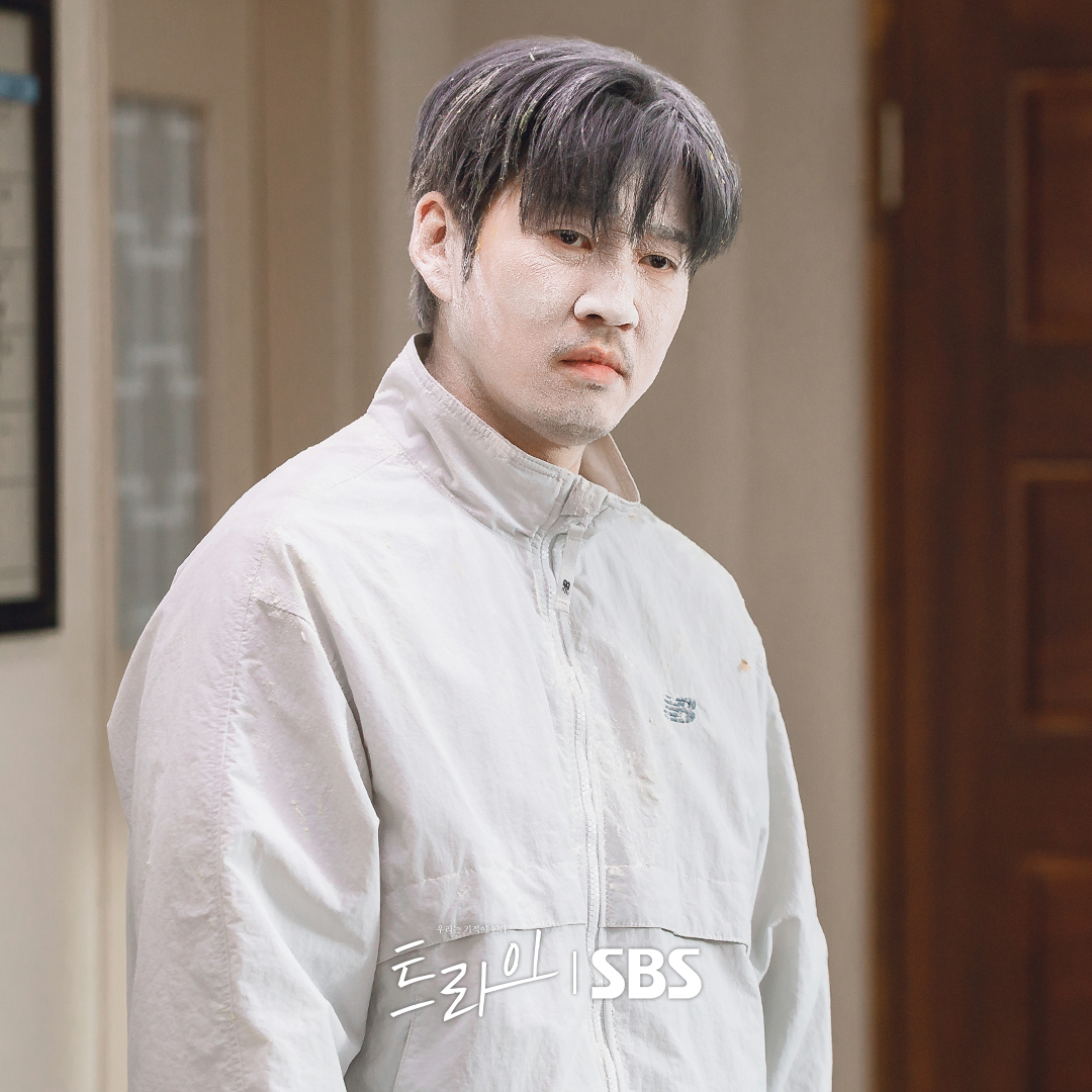 Yoon Kye Sang dan Jung Sun Won berguling-guling berlumuran tepung dalam 'The Winning Try'.