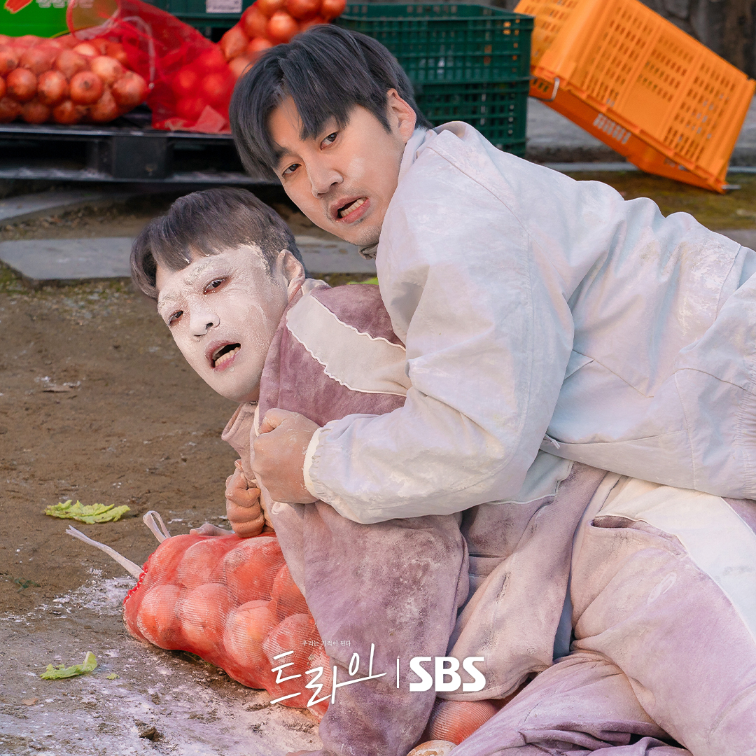 Yoon Kye Sang dan Jung Sun Won terlihat terkejut dan bersalah setelah insiden tepung dalam drama.